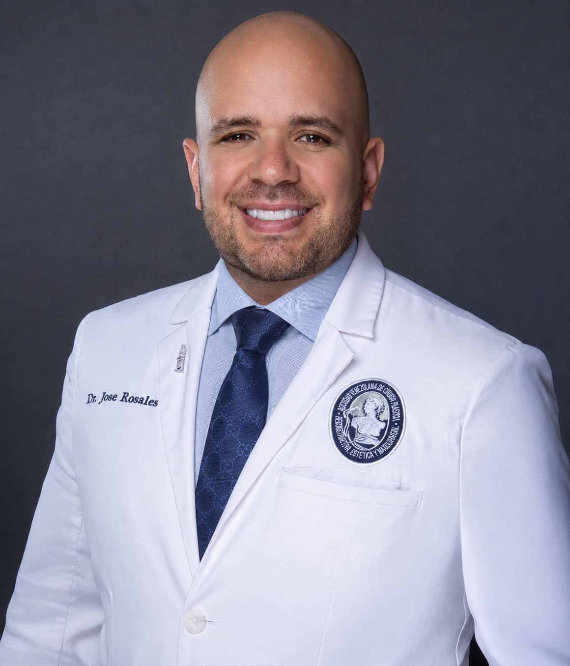 Dr. José Rosales en consulta